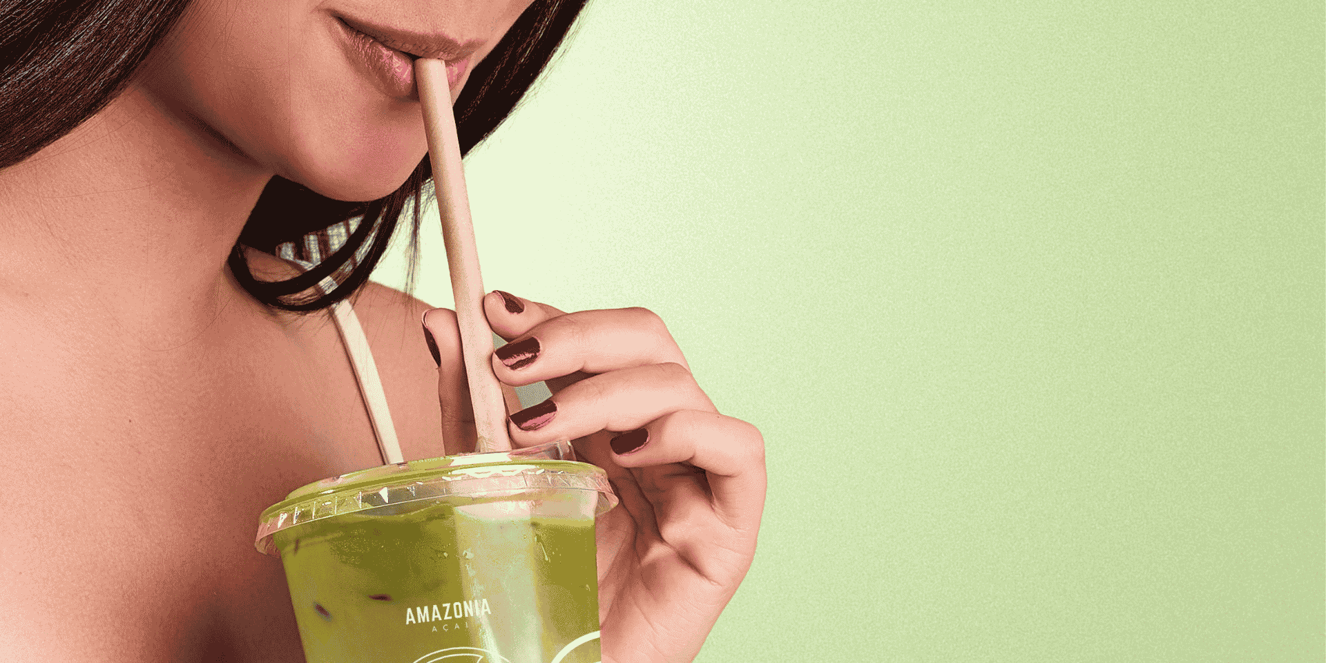 Femme dégustant un Iced Açaí Matcha chez Amazonia Açaí Nice